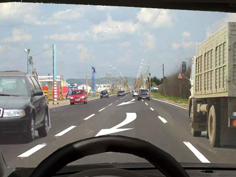 În situaţia dată puteţi continua depăşirea?