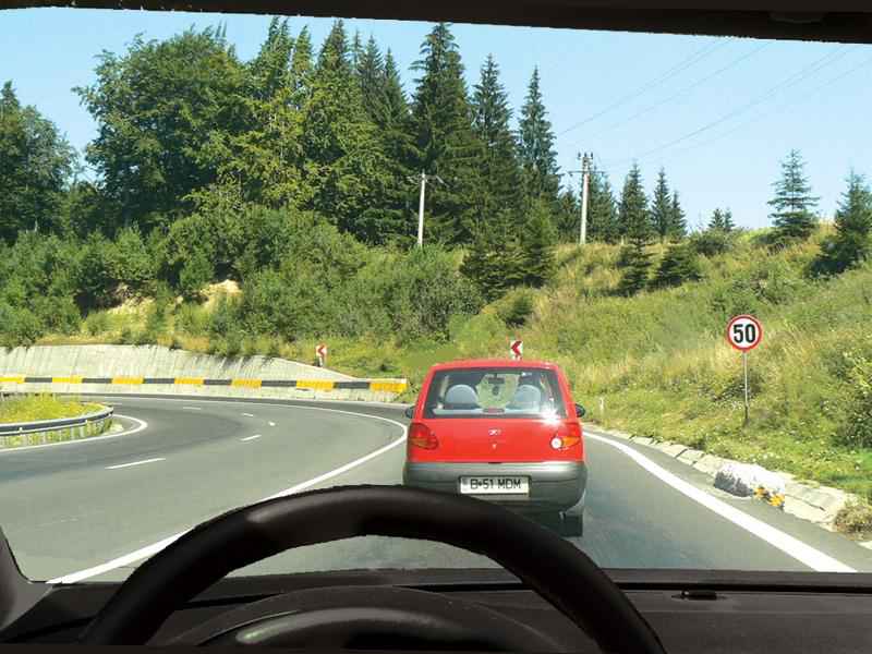 Este permisă depăşirea în această situaţie?