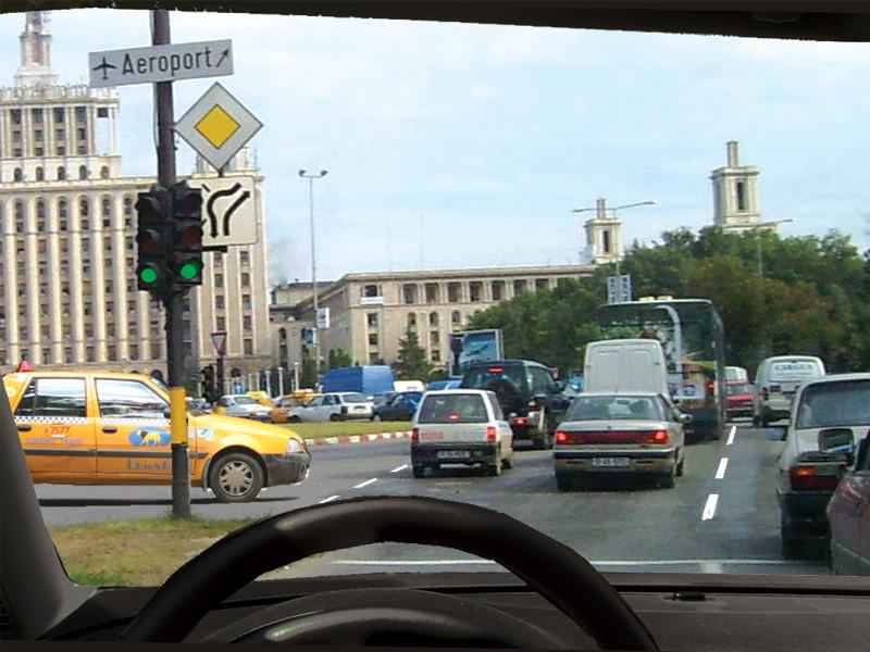 Vă puteţi apropia de vehiculul din faţă?