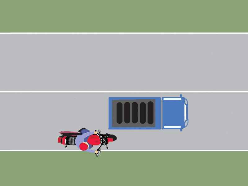 În cazul în care autocamionul se deplasează cu o viteză mai mică de 40 km/h, poate fi depăşit de motocicletă pe partea dreap…