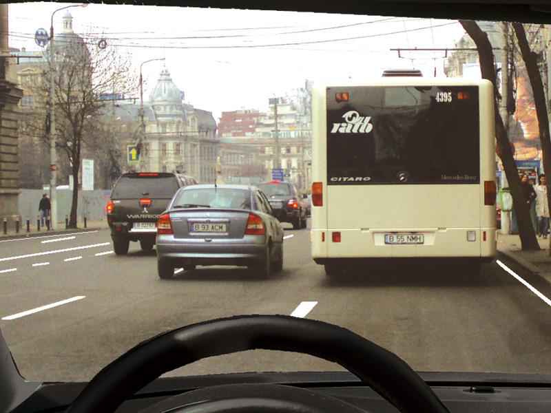 Este regulamentar să depăşiţi autobuzul oprit în staţie?