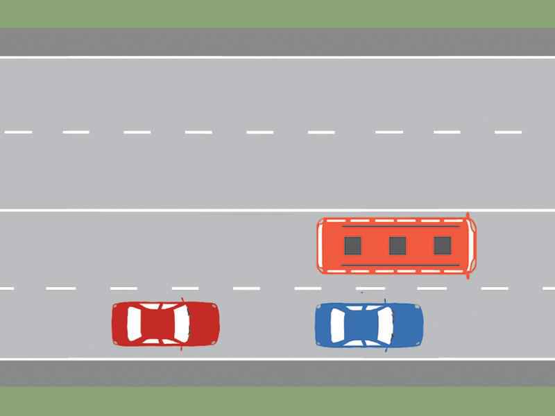 Cum trebuie să procedeze conducătorul autobuzului din imagine, dacă sesizează că pneul roţii din dreapta spate este în pană?