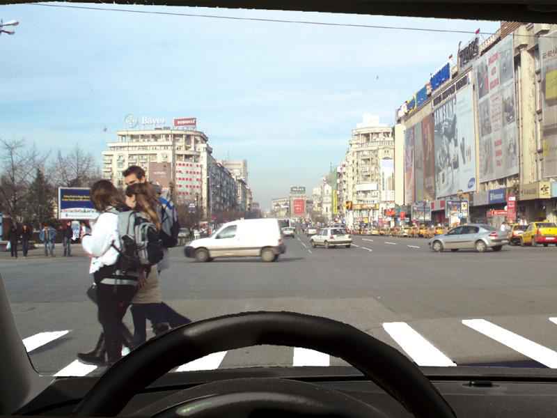 Ce este bine să aveţi în vedere pentru evitarea unui pericol, în situaţia din imagine?