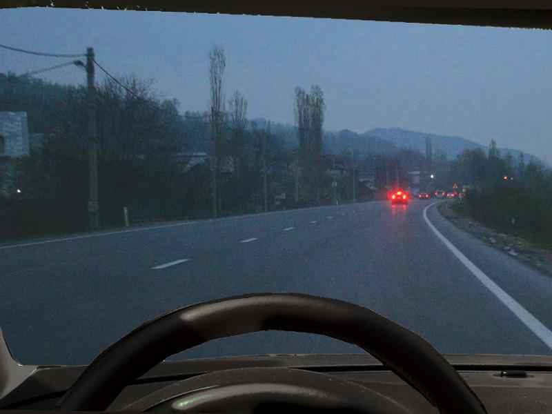 Este permisă folosirea luminilor de ceaţă noaptea, dacă cerul este senin?