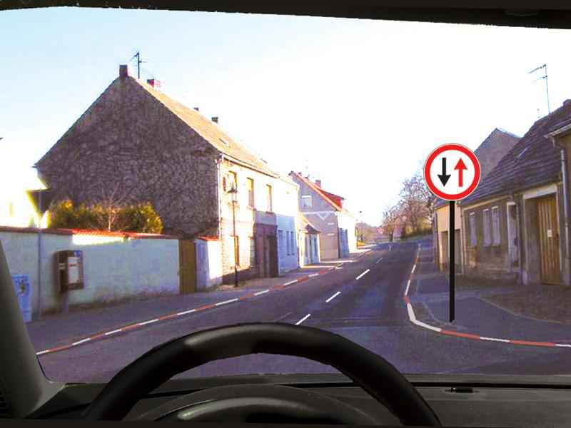 În situaţia dată, aveţi prioritate faţă de vehiculele care circulă din sens opus?