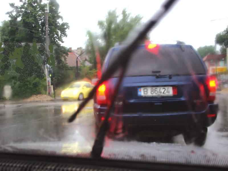 După o ploaie torenţială, este necesar să se păstreze o distanţă considerabil mai mare faţă de vehiculul care circulă în faţ…