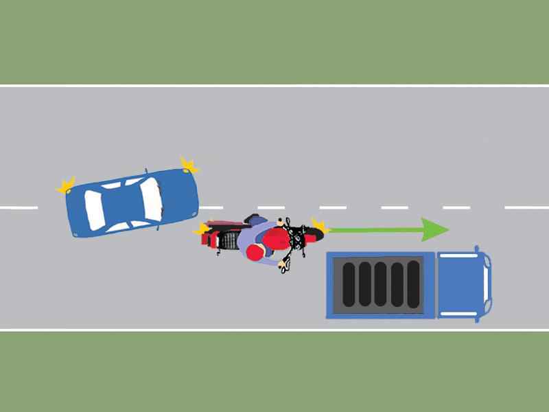Conduceţi autoturismul albastru. V-aţi angajat corect în depăşirea motocicletei?